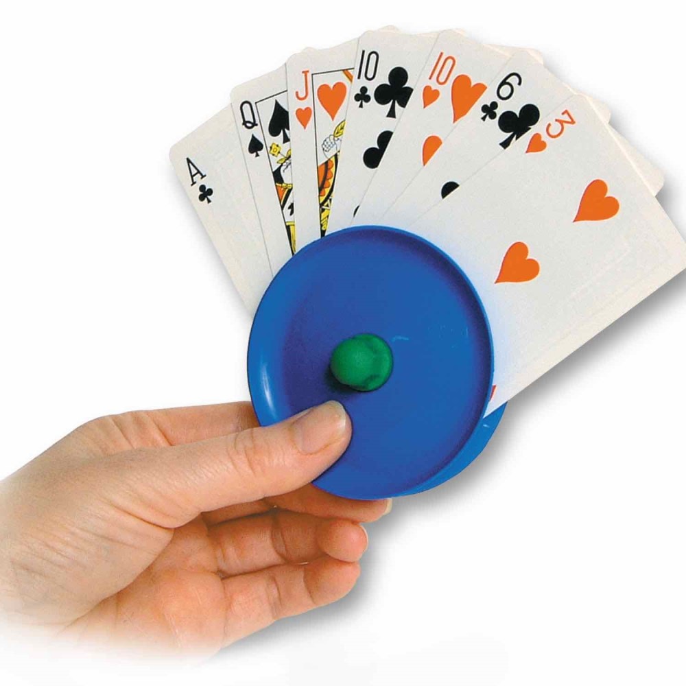 Der Kartenhalter hält und fächert Karten zum Mitmachen bei Familienspielen auf